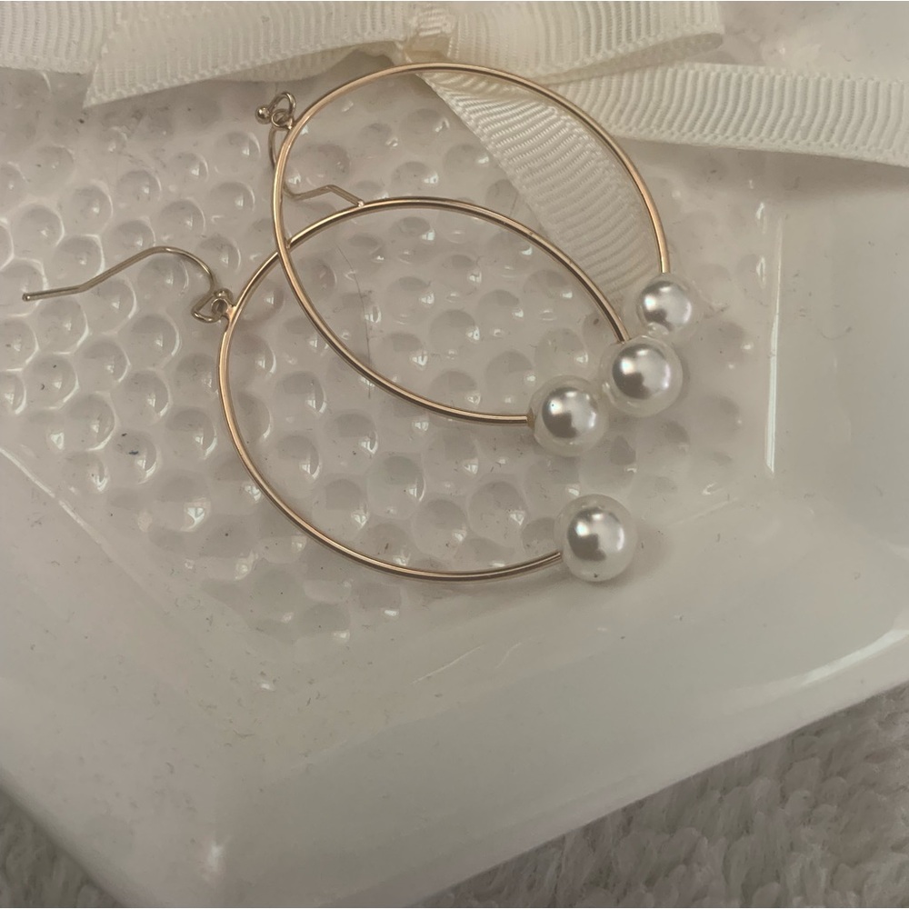 Gold tone & pearl fashion earrings.